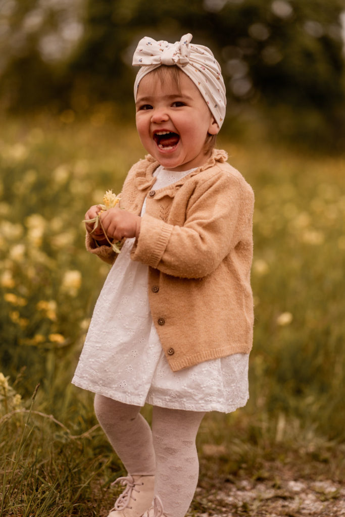 Kleines Mädchen mit gelber Blume in der Hand bei einem Mummy-and-me-Shooting von PIC@MO mit Mona von Malm